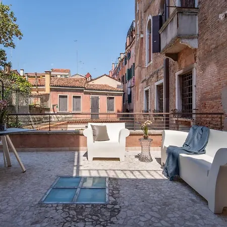 Palace Canal View By Wonderful Italy Daire *